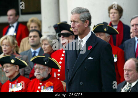 HRH il Principe Carlo visita il Royal Hospital di Chelsea, sede dei pensionati di Chelsea, per il tradizionale atto annuale di memoria in Figura Corte. A sua altezza reale si è Unito l'ex primo ministro Tory John Major e l'MP locale Michael Portillo per la solenne cerimonia di ricordare i morti di guerra a Londra ovest. Foto Stock