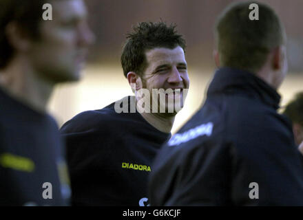 : Stephen Crawford, scozzese, condivide una battuta con i compagni di squadra durante l'allenamento della squadra scozzese allo Strathclyde Homes Stadium di Dumbarton, prima del play-off Euro 2004 contro l'Olanda. Foto Stock