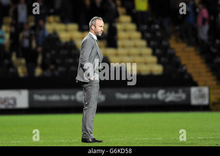 Calcio - Sky Bet League One - Notts County / Wolverhampton Wanderers - Meadow Lane. Il direttore della contea di Notts Shaun Derry taglia una figura solitaria in campo dopo il fischio finale Foto Stock