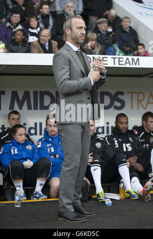 Calcio - Sky Bet League One - Notts County / Wolverhampton Wanderers - Meadow Lane. Il direttore della contea di Notts Shaun Derry prende il suo posto sulla linea di contatto prima del calcio d'inizio Foto Stock