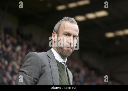 Calcio - Sky Bet League One - Notts County / Wolverhampton Wanderers - Meadow Lane. Il direttore della contea di Notts Shaun Derry prende il suo posto sulla linea di contatto prima del calcio d'inizio Foto Stock