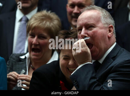 Il Segretario scozzese per la Salute Alex Neil propone fotografie con gli MSP per Movember, al parlamento scozzese di Edimburgo. Foto Stock