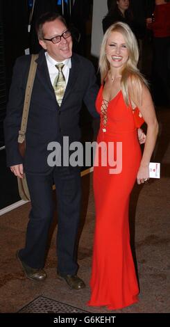 Il comico Vic Reeves con sua moglie, il modello Nancy Sorrell, arriva per il film britannico Charity Premiere of Love in realtà, in aiuto di Comic Relief, tenuto alla piazza Odeon Leicester, nel centro di Londra. Foto Stock