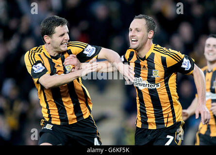 Calcio - Barclays Premier League - Hull City / Liverpool - KC Stadium. Alex Bruce di Hull City (a sinistra) e David Meyler celebrano il secondo obiettivo di Hull City. Foto Stock