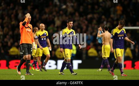 (Da sinistra a destra) Gerhard Tremmel di Swansea City, Alejandro Pozuelo e ben Davies percorrano il campo dejected dopo la partita Foto Stock