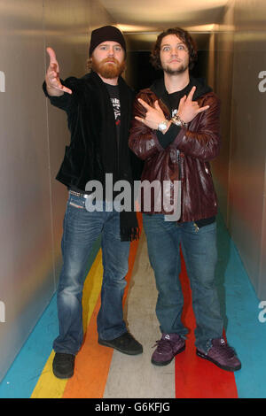 Ryan Dunn (a sinistra) e Bam Margera di Jackass durante la loro apparizione ospite su MTV's TRL UK presso gli MTV Studios di Camden, a nord di Londra. Foto Stock