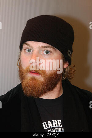 Ryan Dunn di Jackass durante la loro apparizione ospite su MTV's TRL UK presso gli MTV Studios di Camden, a nord di Londra. Foto Stock