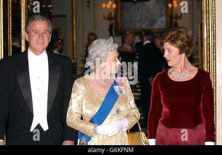 La Regina si trova accanto al presidente degli Stati Uniti d'America George W Bush, e la prima Signora Laura Bush, nella sala musica di Buckingham Palace. La Regina ospitava un banchetto di Stato al Palazzo per il Presidente e sua moglie, il primo giorno ufficiale della sua visita di 3 giorni in Gran Bretagna. Foto Stock