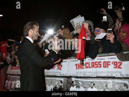 David Beckham con i tifosi che arrivano per la prima mondiale della Classe del 92 all'Odeon Leicester Square, nel centro di Londra. Foto Stock