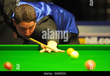 Snooker - Campionati del Regno Unito williamhill.com - Day Eight - The Barbican Centre. Stuart Carrington in azione contro Mark Selby, nel giorno otto dei campionati britannici del williamhill.com al Barbican Center di York. Foto Stock