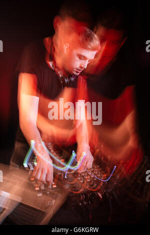 Ritratto di giovane dj mixare brani sulla parte Foto Stock