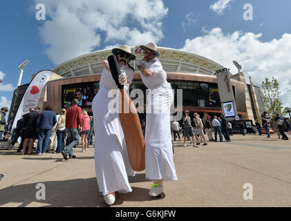 Performer su palafitte fuori terra durante il primo giorno del secondo Test Match all'Adelaide Oval, Adelaide, Australia. Foto Stock