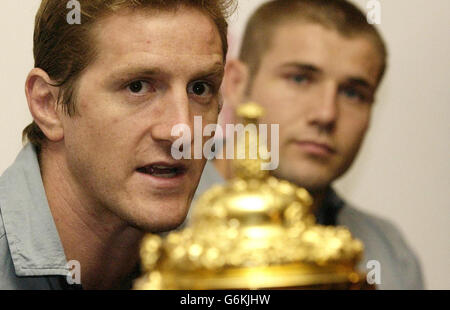 Gli eroi dell'Inghilterra saranno Greenwood (in primo piano) e ben Cohen durante una conferenza stampa al Penny Hill Park Hotel vicino Baggot dopo che la squadra di rugby inglese tornò da Sydney. In precedenza, migliaia di persone sono state all'aeroporto di Heathrow per dare il benvenuto a casa della squadra che ha battuto l'Australia in più tempo il sabato per vincere la Coppa del mondo. Foto Stock