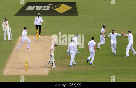 Monty Panesar (terza a destra) in Inghilterra festeggia il lancio dello Steven Smith (centro) australiano durante il primo giorno del secondo Test Match all'Adelaide Oval, Adelaide, Australia. Foto Stock