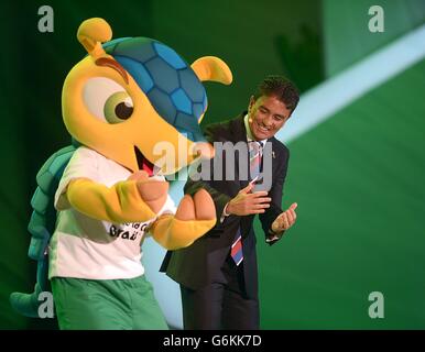 L'ex calciatore brasiliano Bebeto presenta la mascotte della Coppa del mondo Fuleco durante il Campionato del mondo FIFA 2014 al Costa do Sauipe, Salvador, Bahia. Foto Stock