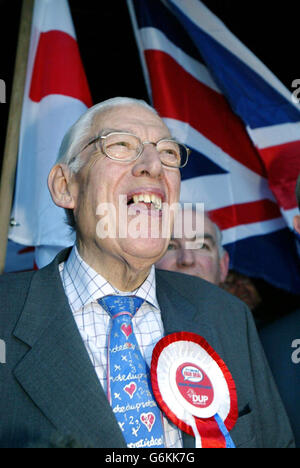 Il Rev. Ian Paisley, leader del Partito democratico Unionista, dopo aver superato il sondaggio nel conteggio di North Antrim a Ballymoney nelle elezioni dell'Irlanda del Nord. Il leader del DUP ha dichiarato che oggi è stato "un grande giorno per Ulster". Foto Stock