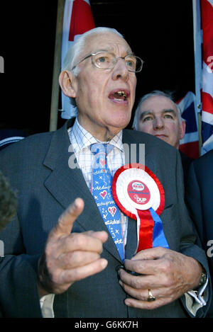 Il Rev. Ian Paisley, leader del Partito democratico Unionista, dopo aver superato il sondaggio nel conteggio di North Antrim a Ballymoney nelle elezioni dell'Irlanda del Nord. Il leader del DUP ha dichiarato che oggi è stato "un grande giorno per Ulster". Foto Stock