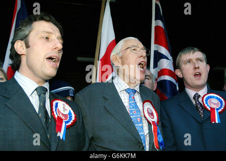 Il Rev Ian Paisley (a destra), leader del Partito Unionista democratico, con suo figlio Ian Junior e Mervyn Story, dopo aver superato il sondaggio nel conteggio di North Antrim a Ballymoney nelle elezioni dell'Irlanda del Nord. Il leader del DUP ha dichiarato che oggi è stato "un grande giorno per Ulster". Foto Stock