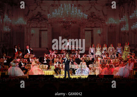 Il violinista e direttore olandese Andre Rieu suona alla Wembley Arena di Londra. Foto Stock