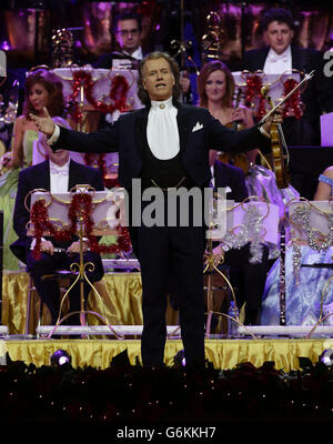 Il violinista e direttore olandese Andre Rieu suona alla Wembley Arena di Londra. Foto Stock