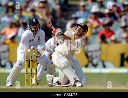 Il David Warner australiano si è covato durante il terzo giorno del secondo Test Match all'Adelaide Oval, Adelaide, Australia. Foto Stock