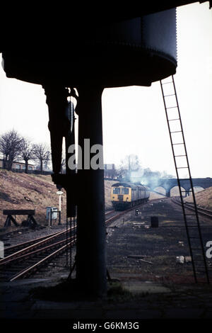 Un originale British Rail unità diesel classe 112 lasciando centrale di rugby a nottingham negli anni sessanta regno unito Foto Stock