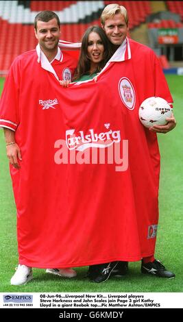 08 giugno 96. Liverpool nuovo Kit. I giocatori di Liverpool Steve Harkness e John Scales si uniscono alla ragazza di pagina 3 Kathy Lloyd in un gigante Reebok top Foto Stock