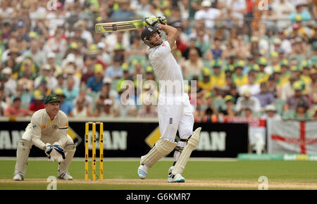 Kevin Pietersen in Inghilterra ha colpito sei nel quarto giorno del secondo Test Match all'Adelaide Oval, Adelaide, Australia. Foto Stock