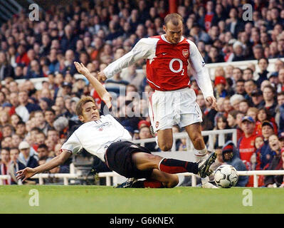 Il Junichi Inamoto di Fulham sfida Fredrik Ljungberg dell'Arsenal durante la sua partita fa Barclaycard Premiership allo stadio Highbury di Arsenal a Londra. Punteggio finale Arsenal 0-0 Fulham. Foto Stock