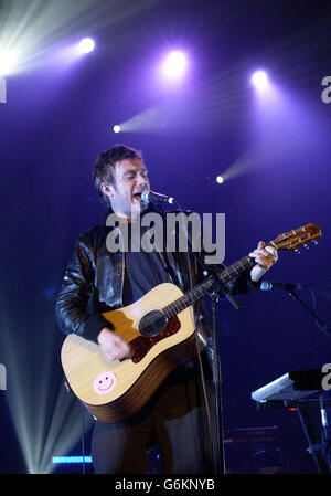 Lead Singer Damon Albarn di Blur si esibisce dal vivo sul palco presso la Brixton Academy, nel sud-est di Londra. Foto Stock