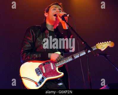 Lead Singer Damon Albarn di Blur si esibisce dal vivo sul palco presso la Brixton Academy, nel sud-est di Londra. Foto Stock