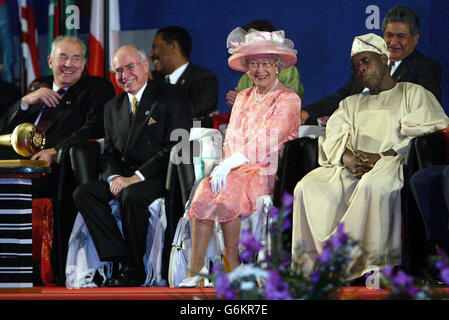 Prima fila da sinistra - il Segretario Generale del Commonwealth Don McKinnon, il primo Ministro Australiano John Howard, la Regina Elisabetta II e il Presidente della Nigeria Olusegun Obasanjo guardano le danze tradizionali durante una cerimonia di apertura della riunione dei Capi di Governo del Commonwealth (CHOGM) ad Abuja, Nigeria, 5 dicembre 2003. Il disaccordo sulla possibilità o meno di reinsediare lo Zimbabwe minacciava di dividere i paesi ricchi occidentali e poveri africani come un vertice del Commonwealth a 52 nazioni aperto ' senza un 53o membro, lo Zimbabwe di Robert Mugabe. Foto Stock