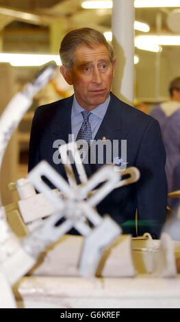 Il Principe di Galles durante una visita alla fabbrica di ceramiche Royal Crown Derby a Derby. Il principe Carlo firmò un cavallo shire imari modellato in carta scolpito dalla cina a bosso sottile, per carità, altamente smaltato e dipinto a mano nel marchio dell'azienda blu e oro, Aveva preso in anticipo 20,500 ad un'asta in aiuto della fiducia del principe ed è stato generato dopo che i capi hanno sentito il principe raccontare una storia in marzo circa un commerciante locale che tenta di vendergli un cavallo di shire denominato Camilla. Foto Stock