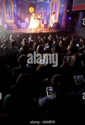 Un pubblico guarda un'anteprima di eBay 'Cenerentola: Un'ispirazione Fair-Retail', la prima pantomima al mondo per lo shopping, al Charing Cross Theatre di Londra. DATA di emissione DELL'ASSOCIAZIONE STAMPA: Martedì 26 novembre 2013. In esecuzione per due giorni solo venerdì 29 e sabato 30 novembre sarà l'unica pantomima che darà ispirazione festosa al pubblico. I posti possono essere prenotati online con tutti i proventi che vanno al Laura Crane Youth Cancer Trust - www.ebay.co.uk/panto. Il credito fotografico dovrebbe essere: David Parry/PA Wire Foto Stock