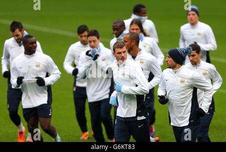 Calcio - UEFA Champions League - Gruppo D - Manchester City v Viktoria Plzen - Manchester City Training and Press Conference -.... Edin Dzeko (centro) e Aleksandar Kolarov (in basso a destra) di Manchester City durante una sessione di allenamento all'Etihad Stadium, Manchester. Foto Stock