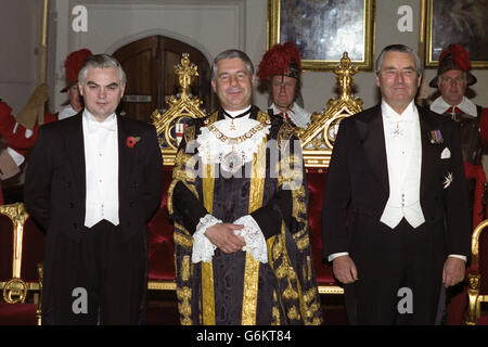 Il Sindaco Lord di Londra Sir Alexander Graham (centro), con il Cancelliere Norman Lamont (sinistra) e Governatore della Banca d'Inghilterra Robin Leigh-Pemberton alla Guildhall di Londra. Erano presenti al banchetto annuale del Sindaco del Signore. Foto Stock