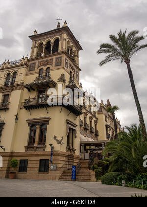 SIVIGLIA, SPAGNA - 15 MARZO 2016: Vista esterna dell'Hotel Alfonso XIII in Calle San Fernando Foto Stock