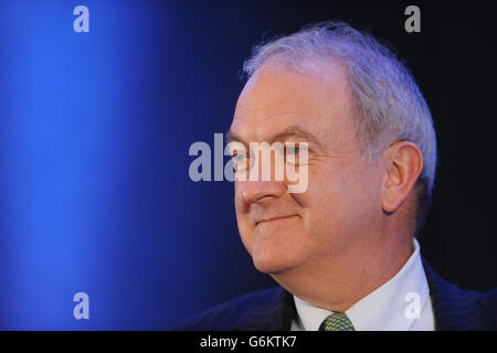 Il Professor Sir Bruce Keogh, Direttore medico della NHS England, ascolta una discussione durante il Chief Nursing Officer per il Summit 2013 dell'Inghilterra all'Hilton Metropole, Birmingham. Foto Stock