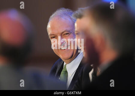 Il Professor Sir Bruce Keogh, Direttore medico della NHS England, ascolta una discussione durante il Chief Nursing Officer per il Summit 2013 dell'Inghilterra all'Hilton Metropole, Birmingham. Foto Stock