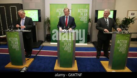 (Da sinistra a destra) il Ministro dell'occupazione Richard Bruton, Taoiseach Enda Kenny e Taniste Eamon Gilmore tengono una conferenza stampa sulla creazione di posti di lavoro presso gli edifici governativi, in Irlanda. Foto Stock