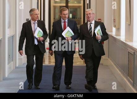 (Da sinistra a destra) il Ministro dell'occupazione Richard Bruton, Taoiseach Enda Kenny e Taniste Eamon Gilmore tengono una conferenza stampa sulla creazione di posti di lavoro presso gli edifici governativi, in Irlanda. Foto Stock