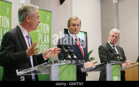 (Da sinistra a destra) il Ministro dell'occupazione Richard Bruton, Taoiseach Enda Kenny e Taniste Eamon Gilmore tengono una conferenza stampa sulla creazione di posti di lavoro presso gli edifici governativi, in Irlanda. Foto Stock