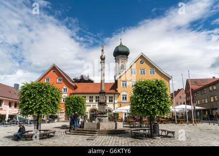 La piazza centrale Marienplatz e san Josef chiesa, Immenstadt im Allgäu, Oberallgäu, Baviera, Germania Foto Stock