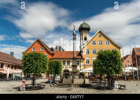 La piazza centrale Marienplatz e san Josef chiesa, Immenstadt im Allgäu, Oberallgäu, Baviera, Germania Foto Stock