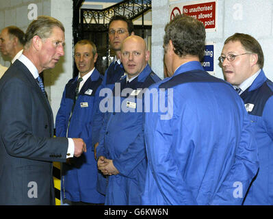 Il Principe del Galles parla con il personale carcerario, durante la sua visita al carcere di HM Wymott nel Lancashire. Foto Stock