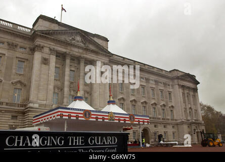 I preparativi sono fatti di fronte a Buckingham Palace a Londra, prima della visita di Stato del presidente americano George W Bush, che dovrebbe arrivare questa settimana. I capi della sicurezza sono stati messi al secondo più alto allarme terroristico della Gran Bretagna con 5000 funzionari di polizia e centinaia di agenti statunitensi redatti in vista della visita di Bush, dopo gli avvertimenti di un attacco da parte di operatori nordafricani di al Qaida si è detto che non sono collegati al viaggio. Foto Stock