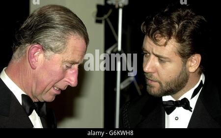 Il Principe di Galles, a sinistra, parla con l'attore australiano Russell Crowe alla Royal Premiere di 'Master and Commander: The far Side of the World' proiettato all'Odeon di Leicester Square a Londra. Foto Stock