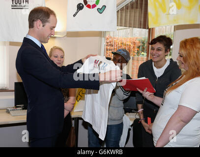 Il Duca di Cambridge viene presentato con una T-shirt 'Aston Villa HRH' mentre incontra i giovani durante una visita al progetto Charity di St Basil a Birmingham. Foto Stock