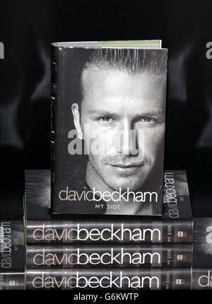 Il nuovo libro del calciatore inglese David Beckham 'David Beckham My Side' a Waterstone's, Piccadilly. Foto Stock