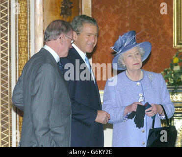 La regina Elisabetta II, il presidente americano George Bush (centro) e l'ambasciatore americano William Farish durante un tour della Queen's Gallery a Buckingham Palace, all'inizio della visita di stato del presidente in Gran Bretagna. In seguito, Bush avrebbe tenuto un discorso presso la Banqueting Hall di Whitehall e avrebbe visitato l'ambasciata degli Stati Uniti. Foto Stock